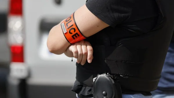 Un policier en service lors de l'enquête sur le cambriolage chez la mannequin de l'agence Elite.