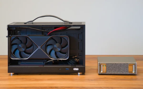 Comparaison entre une carte graphique NVIDIA GeForce RTX 5070 Founders Edition et un boîtier NVIDIA DGX Spark.
