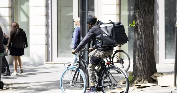 Un coursier à vélo transportant une livraison en sac isotherme.