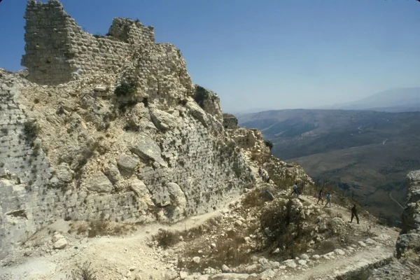 Vue des remparts de la forteresse de Beaufort et de la vallée environnante.