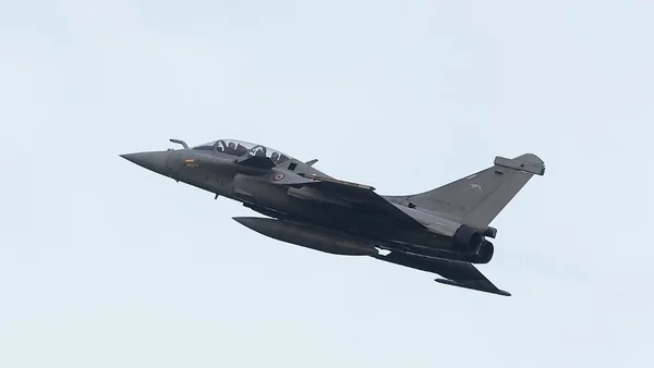 Un Rafale français de l'OTAN en mission d'interception au-dessus de la Lettonie.