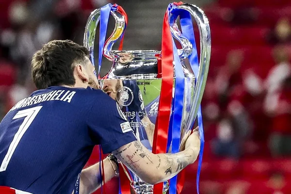 Un joueur embrasse le trophée de la Ligue des champions après la finale PSG-Arsenal.