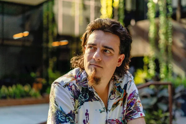 Portrait de Palmer Luckey en extérieur.