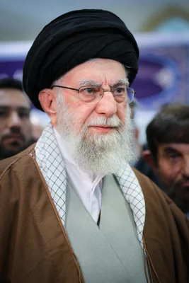 Portrait officiel d'Ali Khamenei, guide suprême de l'Iran.