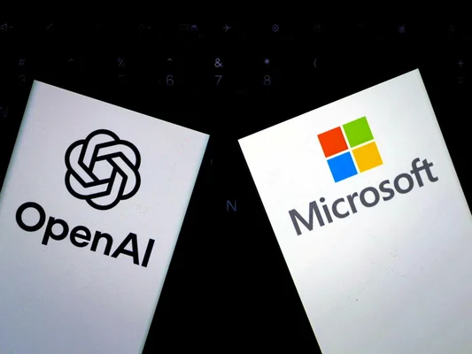 Smartphones avec les logos OpenAI et Microsoft sur un clavier.