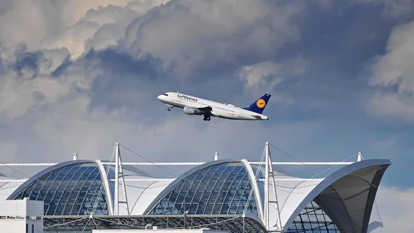 Avion Lufthansa décollant de l'aéroport de Munich avant la suspension du trafic.