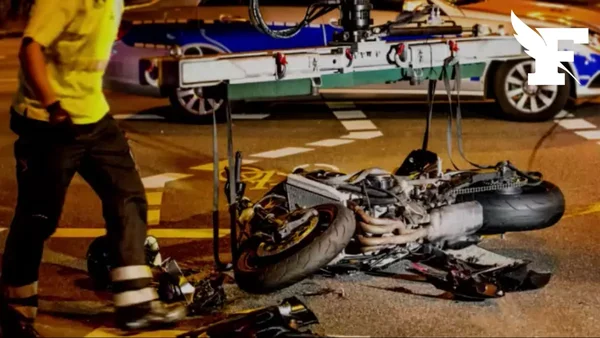 Moto accidentée sur la chaussée à Nice, avec dépanneuse et secouriste.