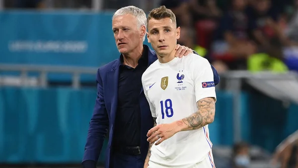 Didier Deschamps et Lucas Digne lors d'un rassemblement des Bleus.