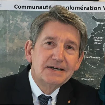 Le ministre Édouard Geffray dans un bâtiment officiel, devant une carte murale.