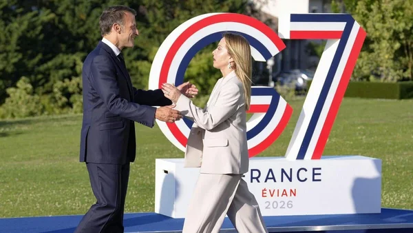 Emmanuel Macron et Giorgia Meloni échangeant une poignée de main lors du sommet bilatéral à Antibes.