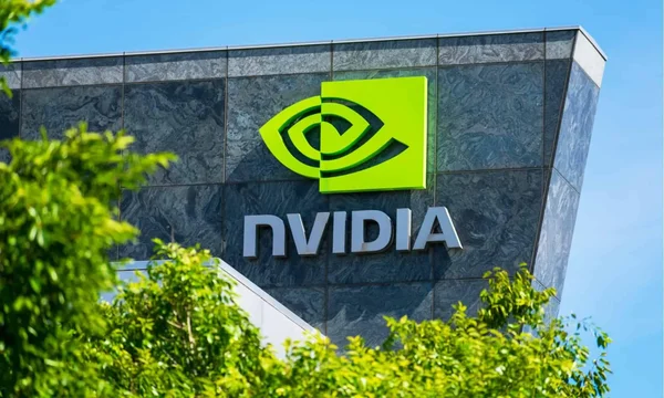 Siège social de NVIDIA avec son logo emblématique vert, entouré de verdure.