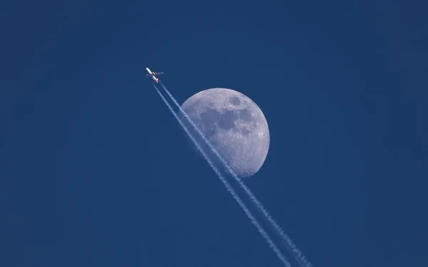 Ces photographes charentais captent l’instant où un avion traverse la Lune ou le Soleil