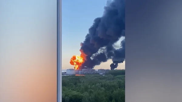 Explosion et incendie au terminal pétrolier de Saint-Pétersbourg après une attaque de drone ukrainien.