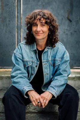 Elisa Routa, autrice du roman graphique « Trois petits chats », photographiée dans la rue.