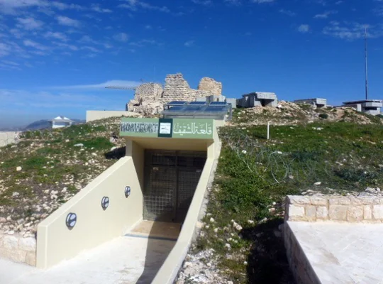 Un bunker militaire près de la forteresse de Beaufort, illustrant les infrastructures de conflit.