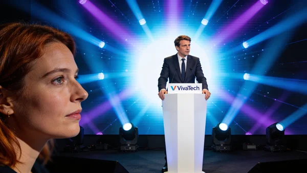 Sébastien Lecornu au pupitre sur une scène de VivaTech, écran géant lumineux derrière lui, public attentif dans la pénombre, projecteurs bleus et violets