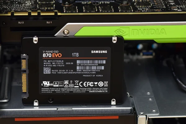 SSD Samsung 870 EVO 1 To installé dans un PC, sous une carte graphique NVIDIA.
