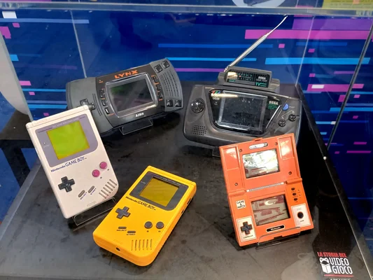 Console portatili degli anni '80 e '90, Gameboy, Game & Watch, Atari Lynx e Game Gear con sintonizzatore TV.