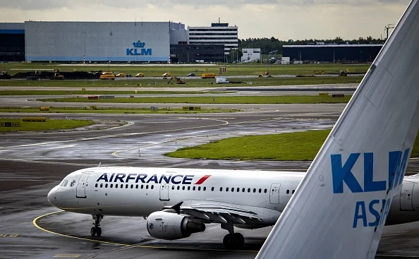 Avion Air France et KLM Asia sur le tarmac, symboles des deux marques du groupe.