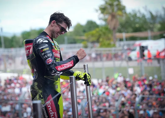 Di Giannantonio célèbre sa victoire sur le podium du Grand Prix de Catalogne.
