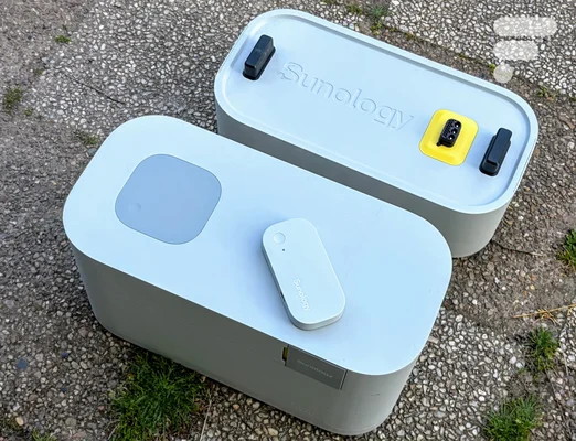 Deux batteries Sunology Storey en extérieur, présentant leurs connectiques et poignées.