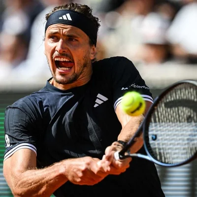 Alexander Zverev frappant un revers puissant lors de la finale de Roland-Garros.