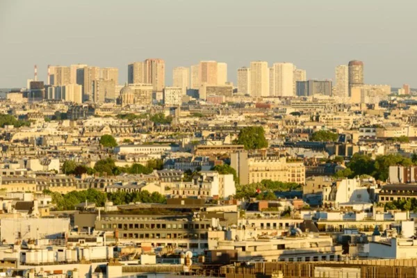 Panorama de Paris mêlant architectures traditionnelle et moderne, illustrant la diversité des logements.