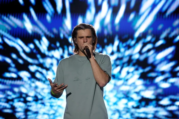 Orelsan en concert, associé à la salle de ses débuts.