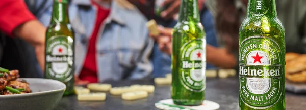 Bouteilles Heineken lors d’un rassemblement informel, illustrant l’esprit de partage de la marque.