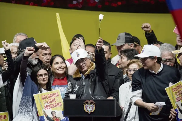 Gustavo Petro tenant une rose blanche lors d'un rassemblement de soutien.