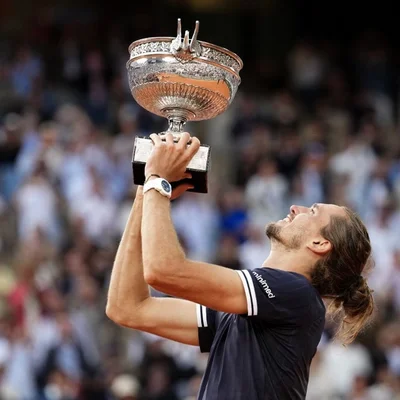 Alexander Zverev brandissant le trophée de Roland-Garros 2026 après sa victoire en cinq sets contre Flavio Cobolli.