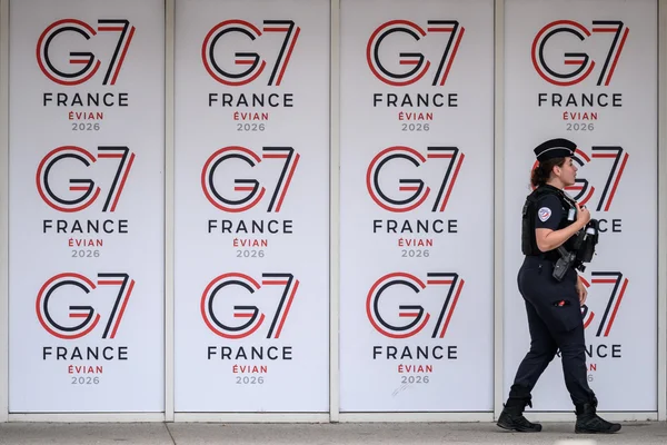 Une policière devant les bannières du G7 France Évian 2026.