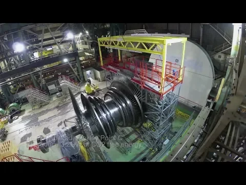 Assemblage d'une turbine Arabelle Solutions à Belfort, avec un technicien en tenue de sécurité.