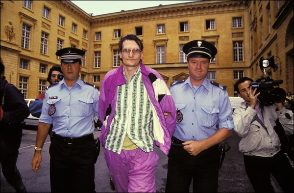 Francis Heaulme escorté par la police lors de son procès.
