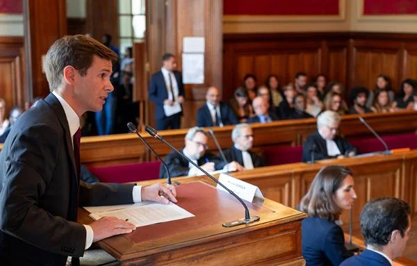 Audience au Conseil d'État : un rapporteur public s'exprime à la barre.