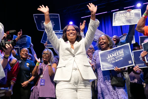 Janeese Lewis George célébrant sa victoire à la primaire démocrate pour la mairie de Washington.