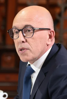 Éric Ciotti en pleine intervention, photographié de profil.
