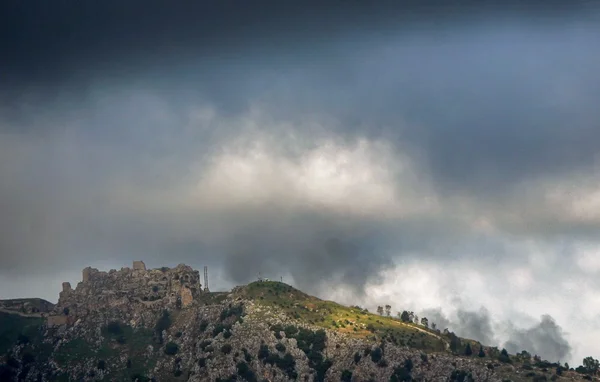 La forteresse de Beaufort sous un ciel menaçant, symbole des tensions dans la région.