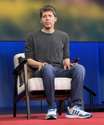 Sam Altman s'exprimant lors d'une conférence TED.