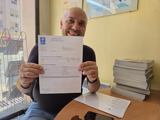 L'allocataire savoyard montrant le courrier de la CAF lui réclamant plus d'un million d'euros.