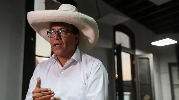 Roberto Sánchez gesticulant lors d'un discours en intérieur.