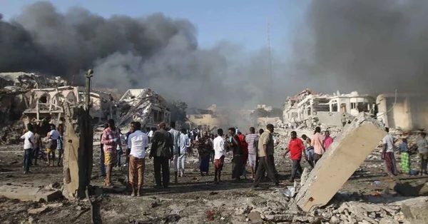 Des civils au milieu des décombres d'immeubles détruits par les combats à Mogadiscio.