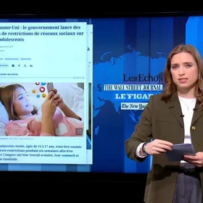 Présentatrice de France 24 à côté d'un écran affichant un article sur les restrictions des réseaux sociaux pour les ados.