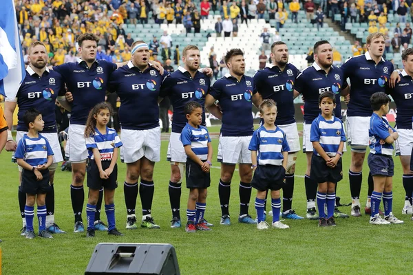 Les joueurs écossais et des enfants chantent Flower of Scotland avant un match Australie-Écosse à Sydney, en 2017.