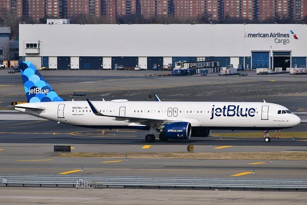 Un Airbus A320neo de JetBlue roulant sur le tarmac de l'aéroport JFK.