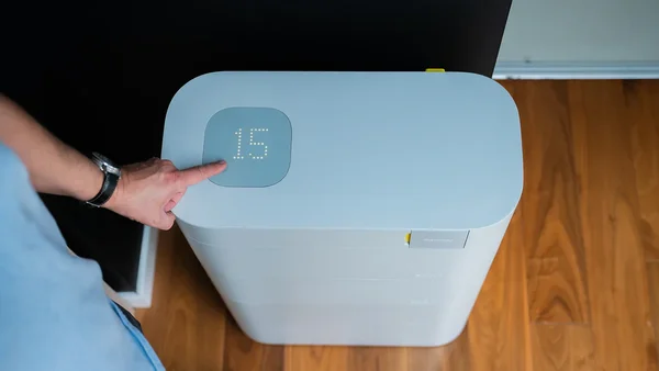 Utilisateur pointant l'écran de la batterie Sunology Storey affichant le chiffre 15.