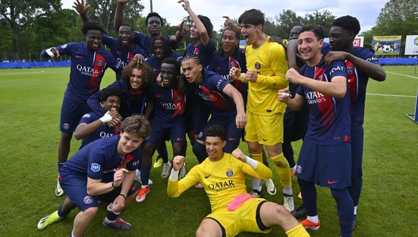 Les jeunes joueurs du PSG célèbrent leur titre de champion de France U19.