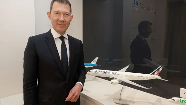Benjamin Smith, DG d'Air France-KLM, présentant une maquette d'avion.