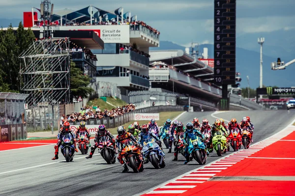 Les pilotes du MotoGP s'élancent dans la ligne droite du Circuit de Barcelone-Catalogne.