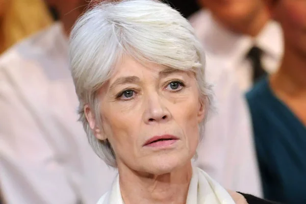 Françoise Hardy lors d'une apparition publique, entourée de personnalités.